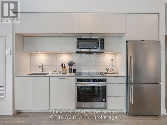 Photo du bâtiment - 585 Bloor St E