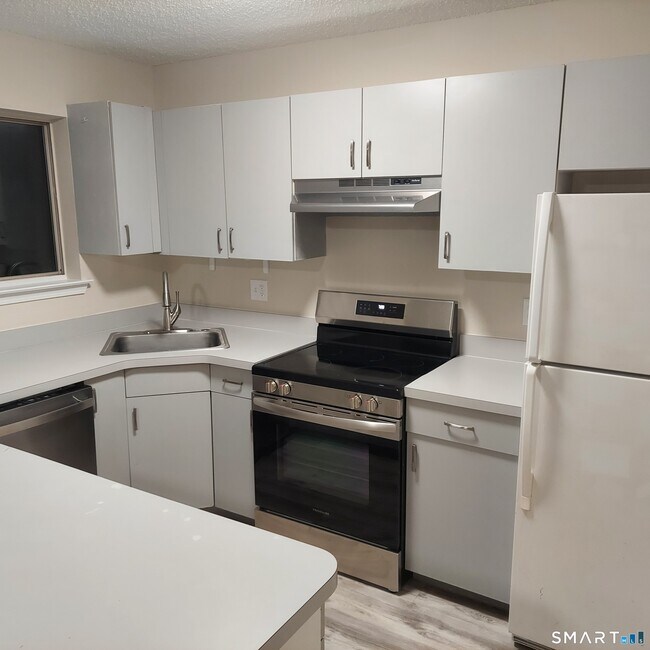 Building Photo - 925 Oronoke Rd