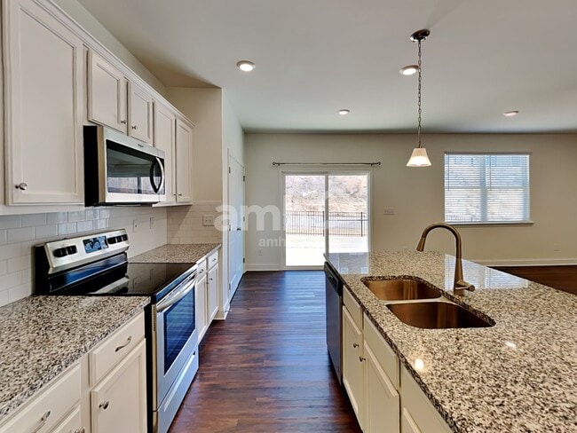 Building Photo - 528 Summit View Ct