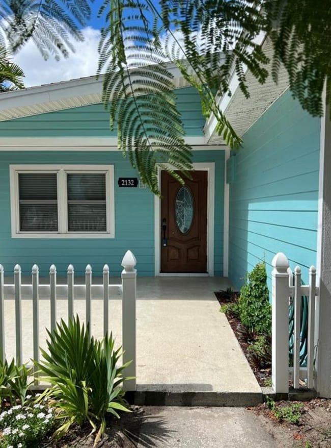 Building Photo - 2132 Coronet Dr