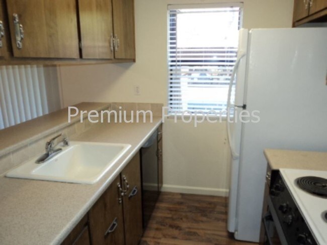 Building Photo - 830 Camelback Pl