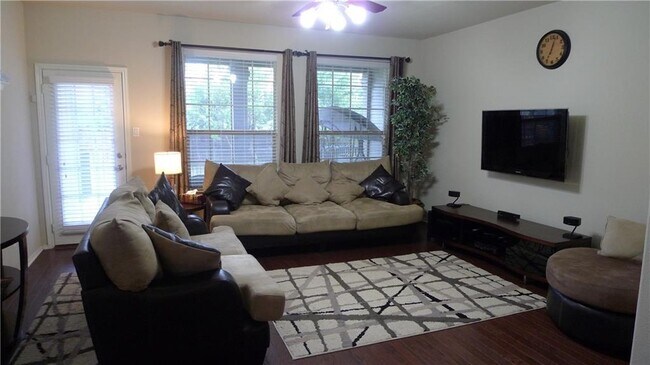 Foto del edificio - 3101 Davis Ln