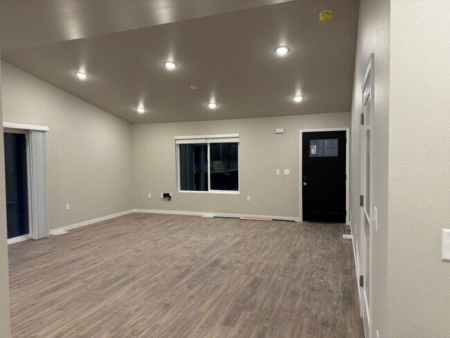 Building Photo - 3343 W Middle Rdg Ave