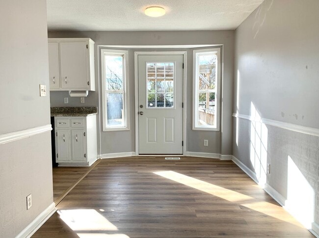 Building Photo - 411 Sideline Dr
