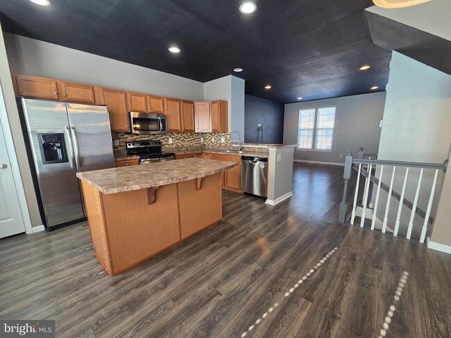 Building Photo - 2102 E Oak Rd