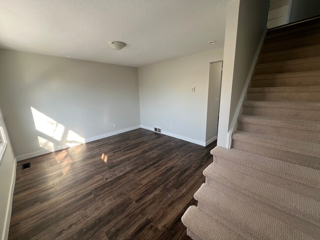 Building Photo - 225 Queen St