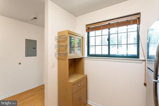 Foto del edificio - 2 Leverington Ave