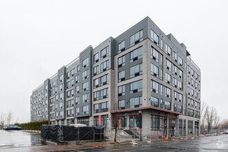Building Photo - Aqua
