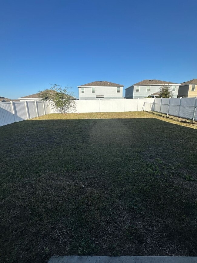 Building Photo - 4 Bedroom 2 Bathroom in Winter Haven