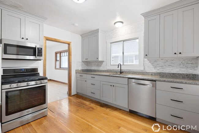 Building Photo - Newly Remodeled Downstairs Duplex Unit in ...