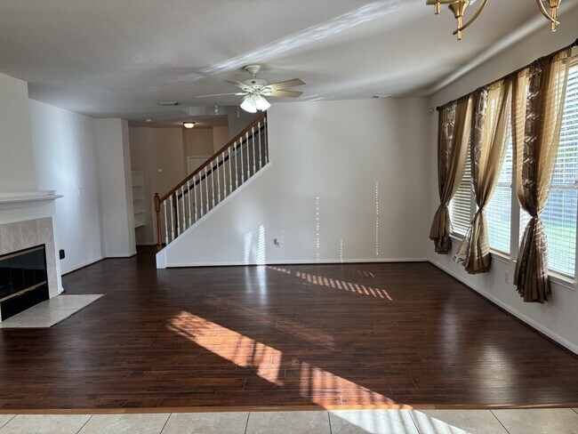 Foto del edificio - 5514 Gatesprings Ln