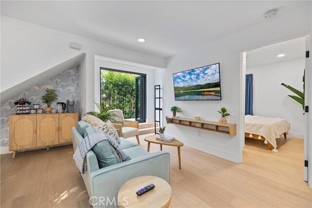 Building Photo - 912 Superba Ave