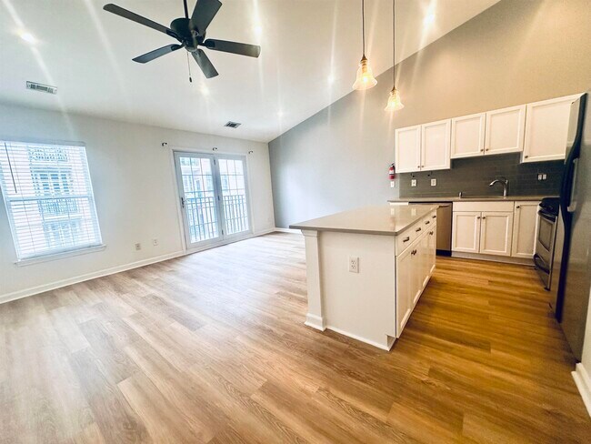 Building Photo - 5 Soho Dr