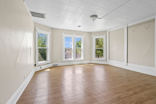 Building Photo - 1804 1/2  College St (Upper Level)