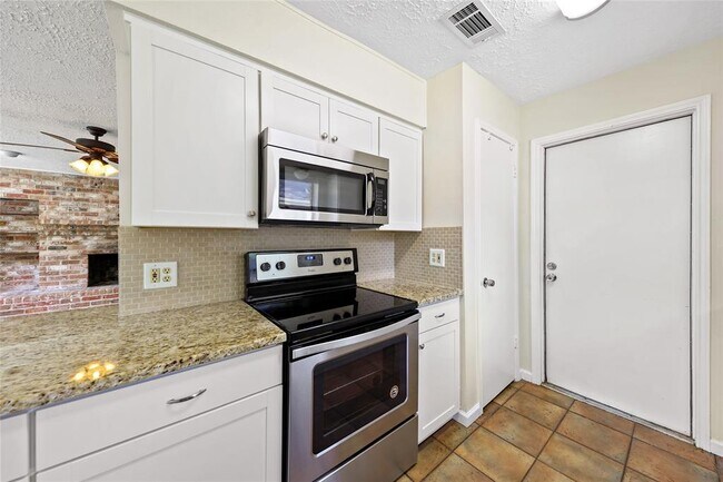 Foto del edificio - 875 Silverpines Rd