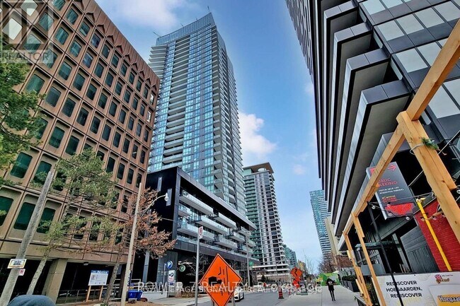 Photo du bâtiment - 30 Roehampton Ave