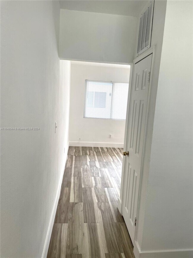 Foto del edificio - 120 NE 55th St