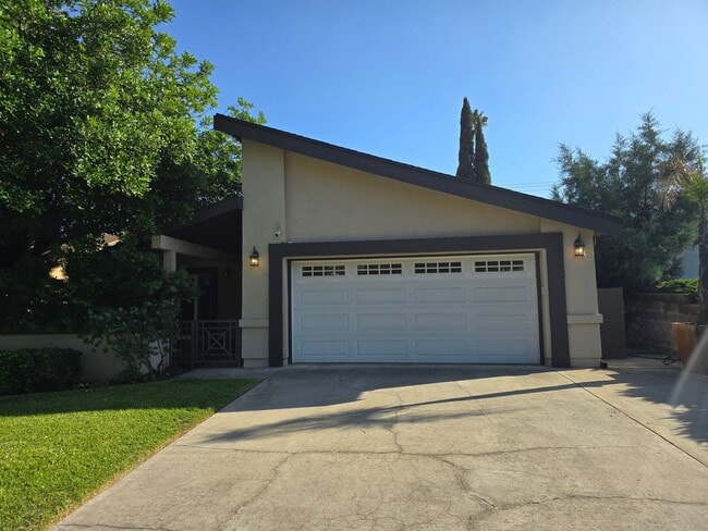 Building Photo - Act Fast - this Charming Pasadena Retreat ...
