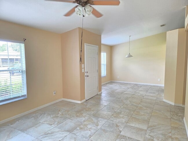 Building Photo - Immaculate 3Bed/2Bath Home-Spacious~Two-Ca...