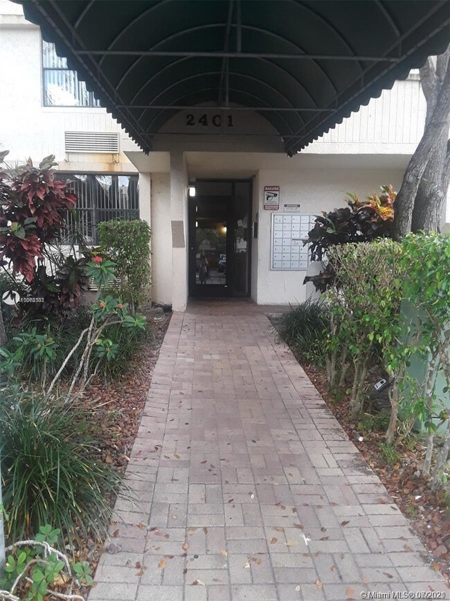 Building Photo - 2401 Riverside Dr
