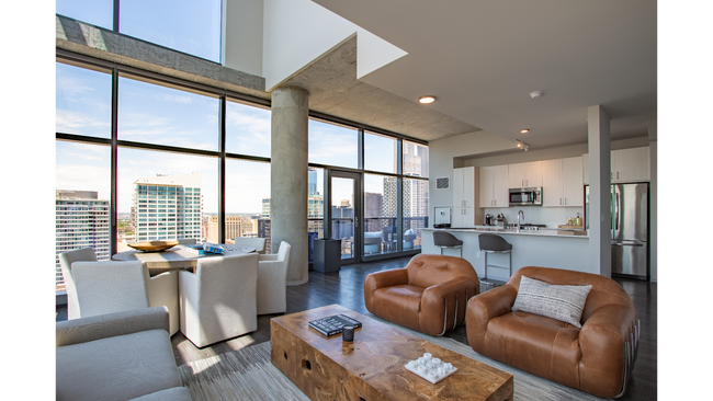 Living Room - 601 S Clark St
