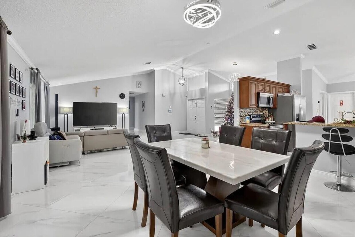 Building Photo - 12623 SW 8th Ct