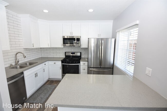 Building Photo - 2 br, 1.5 bath House - Newly Renovated 2 b...