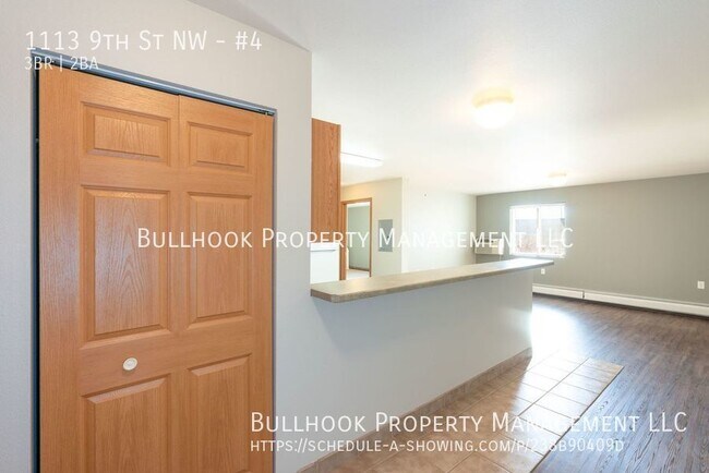 Building Photo - 3 bedroom, 1-1/2 bath main floor apartment...