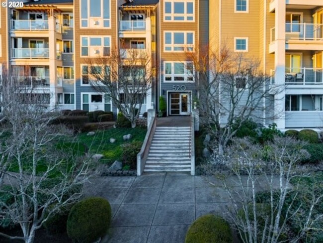 Foto del edificio - 520 SE Columbia River Dr