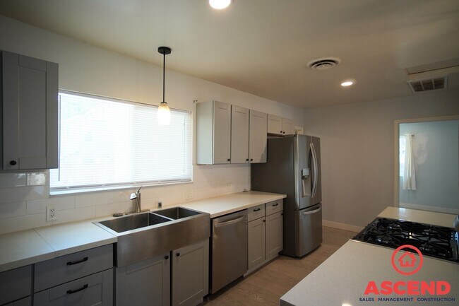 Building Photo - Beautiful Home in East Bakersfield!