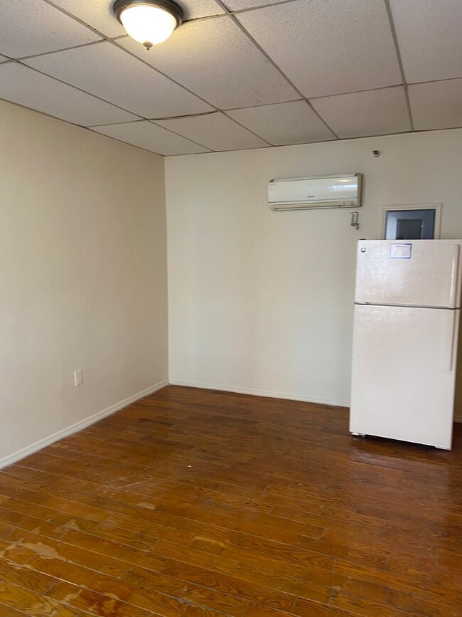 Building Photo - 1 Bedroom Efficiency For Rent In Harrisbur...