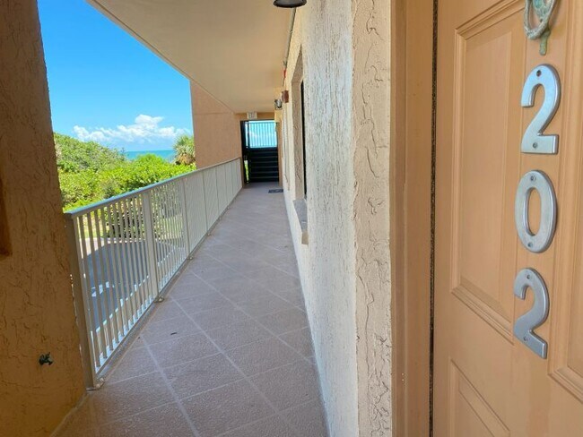 Foto del edificio - 7520 Ridgewood Ave