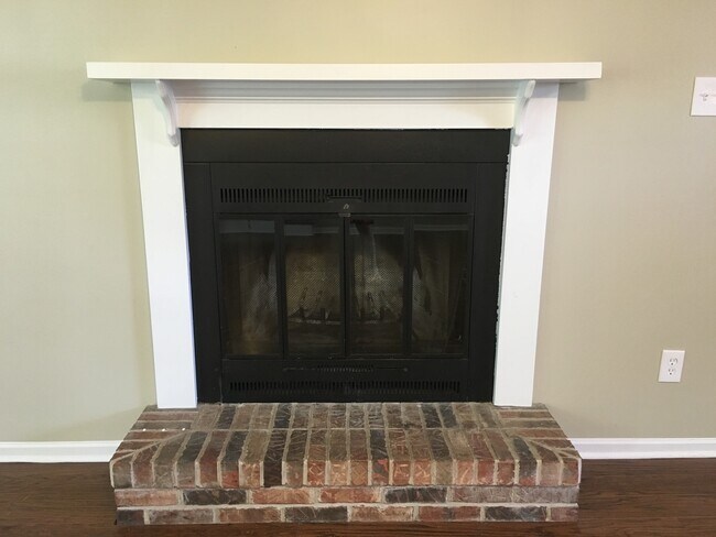 Building Photo - Beautiful 3 Bedroom 2 Bathroom Renovated H...
