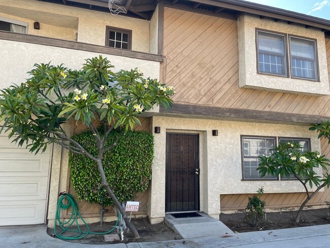 Building Photo - 930 W Duarte Rd