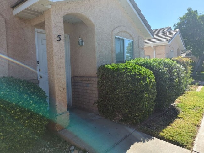 Building Photo - Adorable Townhome in a Prime St. George Location