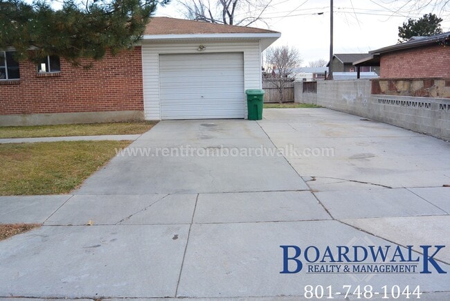 Building Photo - Awesome Sandy 5 Bed 2 Bath House!