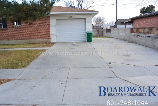 Photo - Awesome Sandy 5 Bed 2 Bath House!