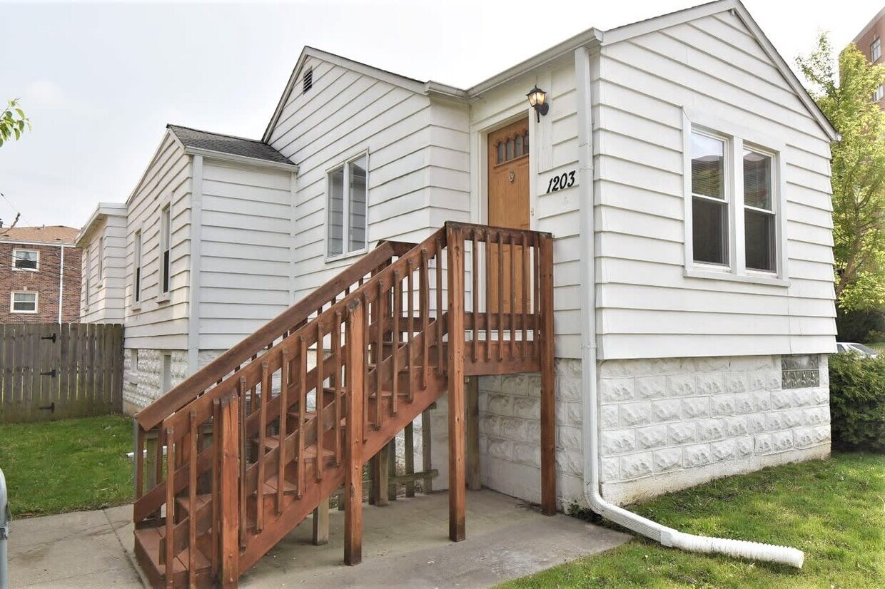 1203 E Washington St House Rental in Des Plaines, IL