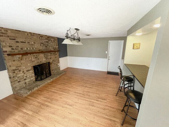Foto del edificio - Holiday Special! – No Application Fee This Season! Beautiful 3-Bedroom, 1.5-Bath Rancher on Corne...