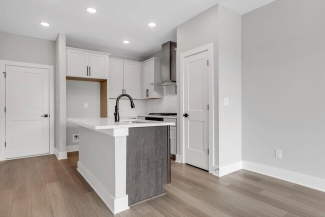 Building Photo - 911 Echo Pk Dr