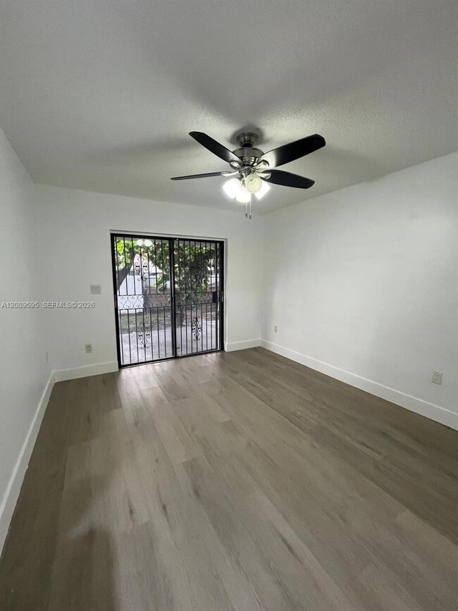 Building Photo - 1400 W 39th Pl