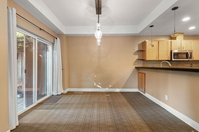Building Photo - 1043 SE 34th Ave