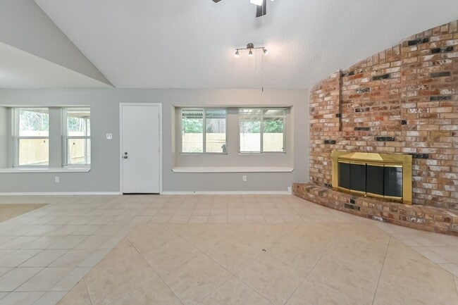 Foto del edificio - 8703 Saratoga Forest Dr