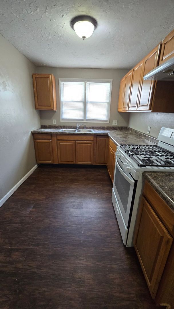 Foto del edificio - 3 Bedroom/1 Bathroom (Den + Living Room, a...