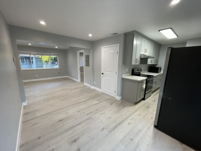 Dining - 686 San Luisito Way