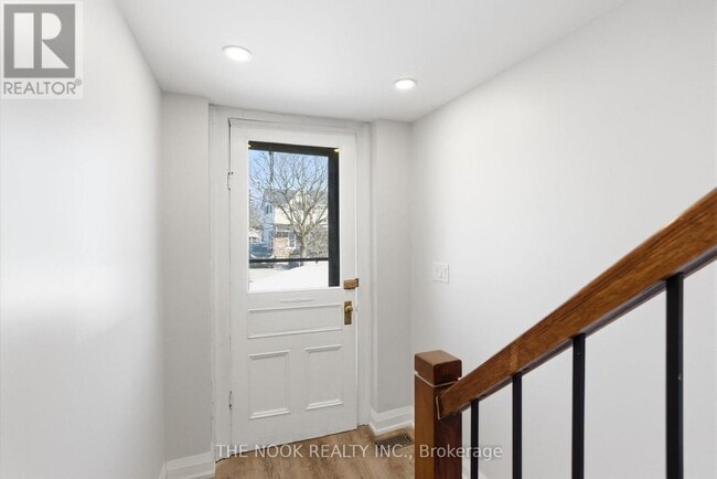 Building Photo - 71 Wellington St