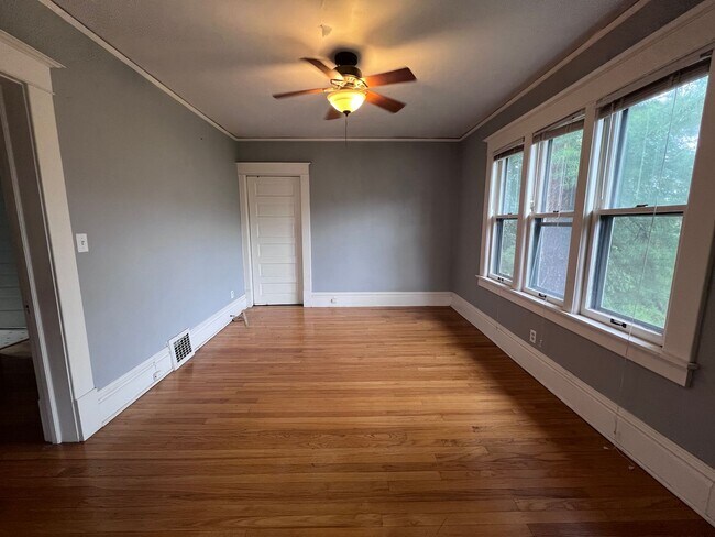 Foto del edificio - Large 3 Bedroom Duplex with Washer/Dryer - Water included!