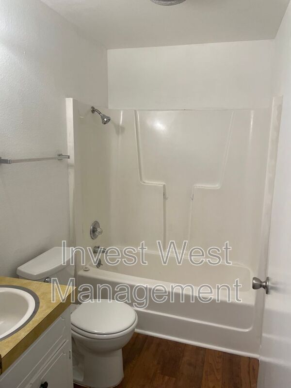 Foto del edificio - 524 NE Anderson Rd