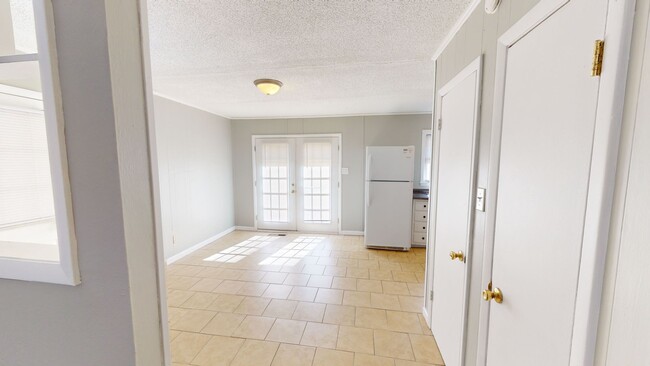 Building Photo - Beautiful Ranch w/ Large Fenced Back Yard ...