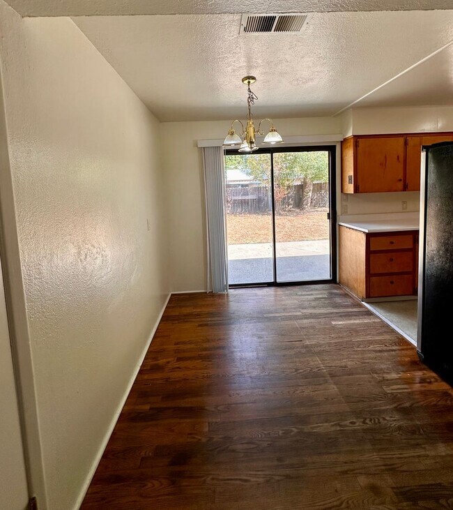 Foto del edificio - 3 BEDROOM 2 BATH HOME IN SOUTH REDDING